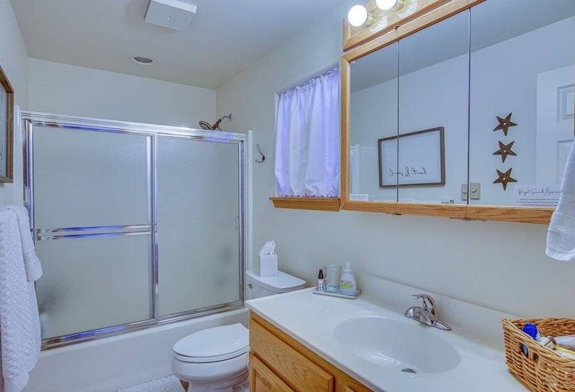 Hat Island Home W/ Stunning View & Wraparound Deck