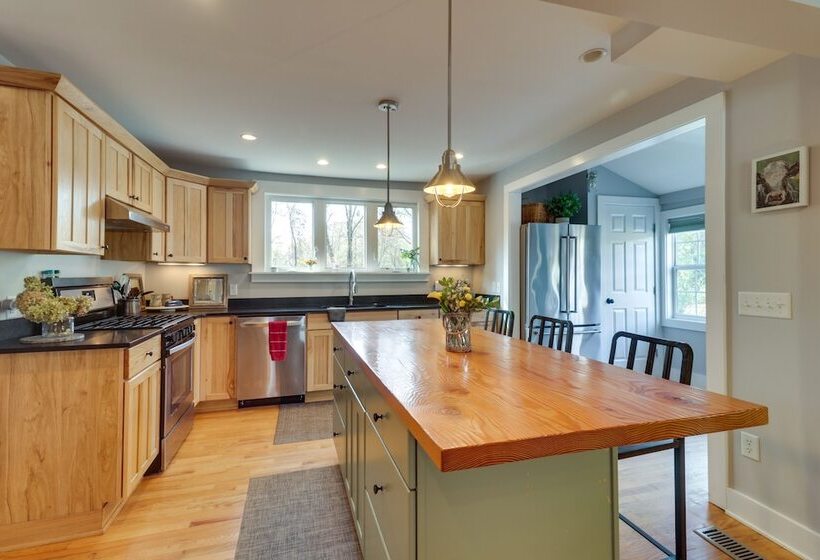 Hidden Charlottesville Home: 4 Mi To Downtown!