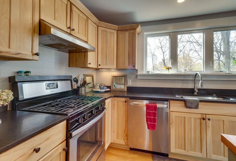 Hidden Charlottesville Home: 4 Mi To Downtown!