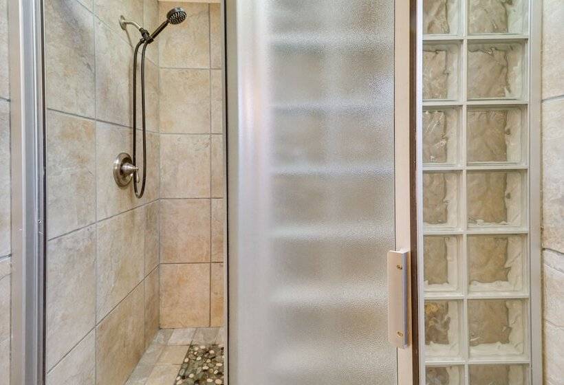 Hidden Charlottesville Home: 4 Mi To Downtown!