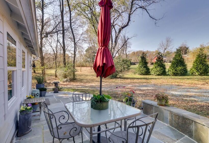 Hidden Charlottesville Home: 4 Mi To Downtown!