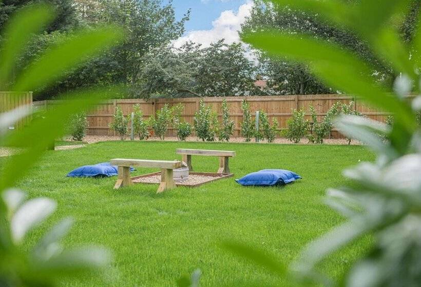 Отель City To Country Retreat Luxury Lodge With Hot Tub