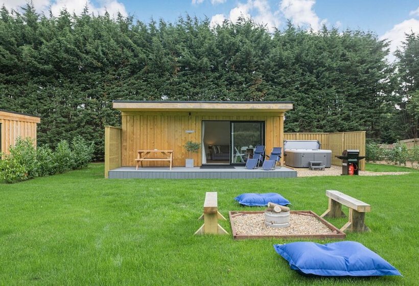 Отель City To Country Retreat Luxury Lodge With Hot Tub