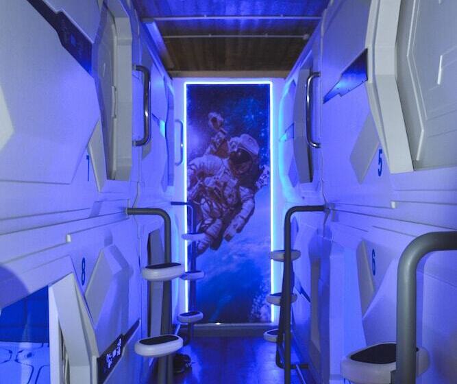 فندق Cosmos Capsule Coworking London