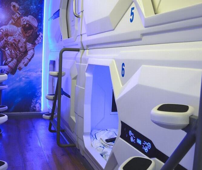 فندق Cosmos Capsule Coworking London