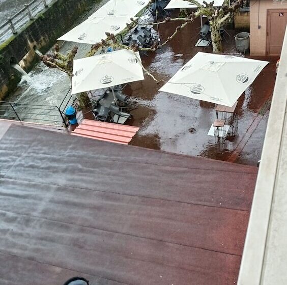 ホテル Habitaciones Restaurante Asador El Puente Galdames