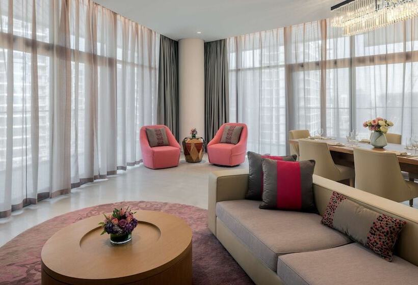 Hilton Dubai Creek Hotel & Residences