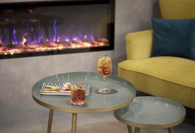 Отель Moody Smart & Comfy