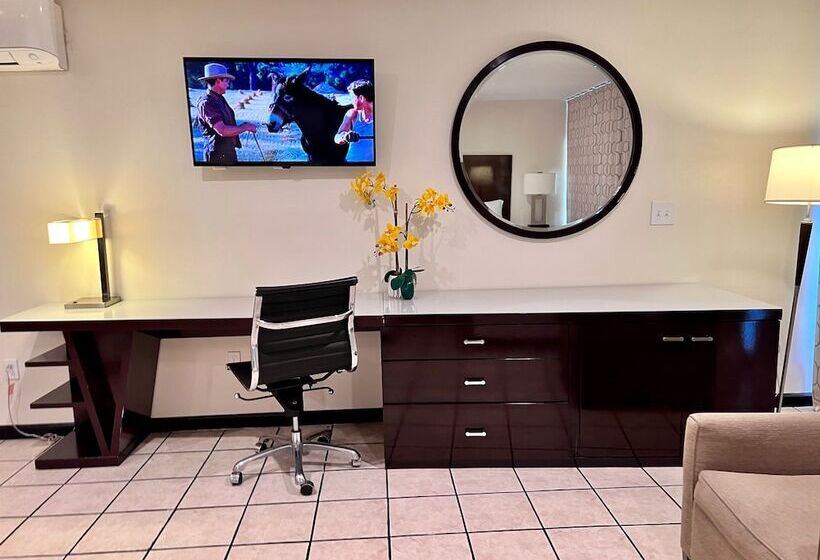 فندق Palm Desert Suites