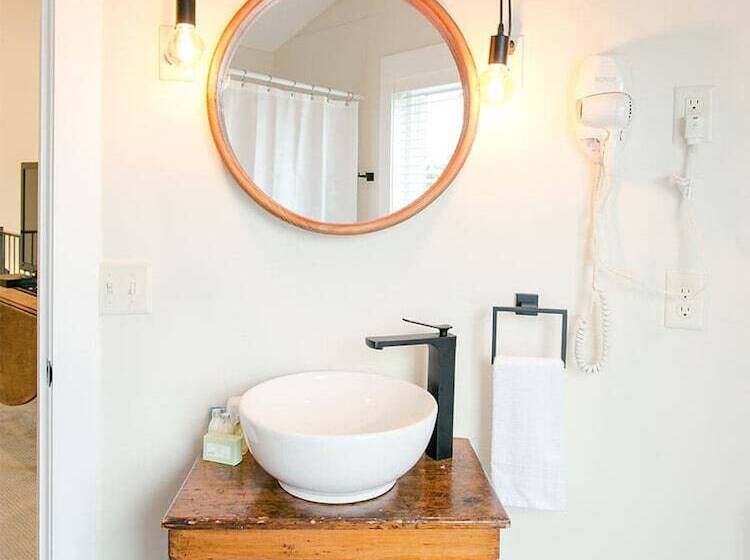 فندق Pine Cove Treehouses & Cabins