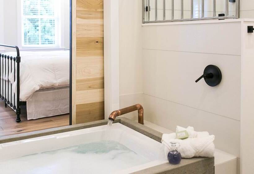 فندق Pine Cove Treehouses & Cabins