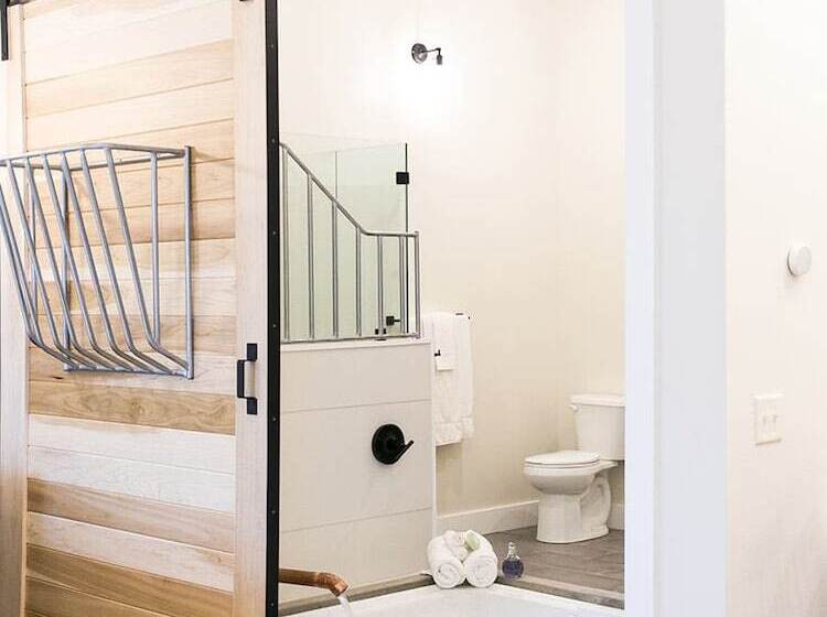 فندق Pine Cove Treehouses & Cabins