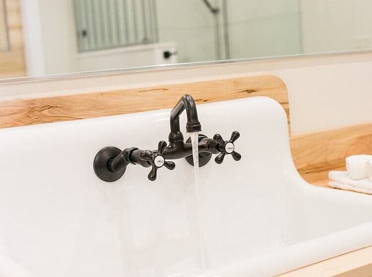 فندق Pine Cove Treehouses & Cabins