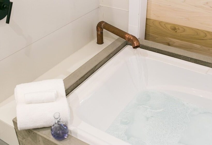 فندق Pine Cove Treehouses & Cabins