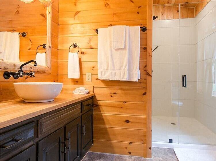 فندق Pine Cove Treehouses & Cabins