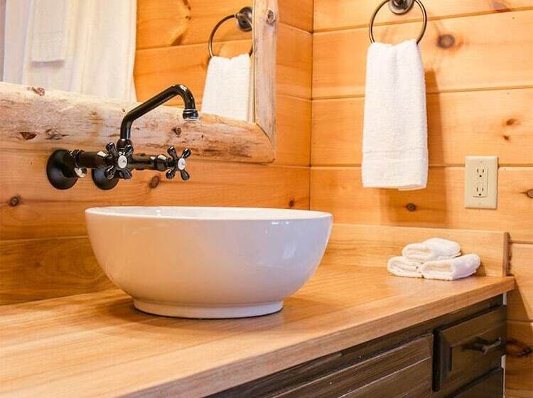 فندق Pine Cove Treehouses & Cabins