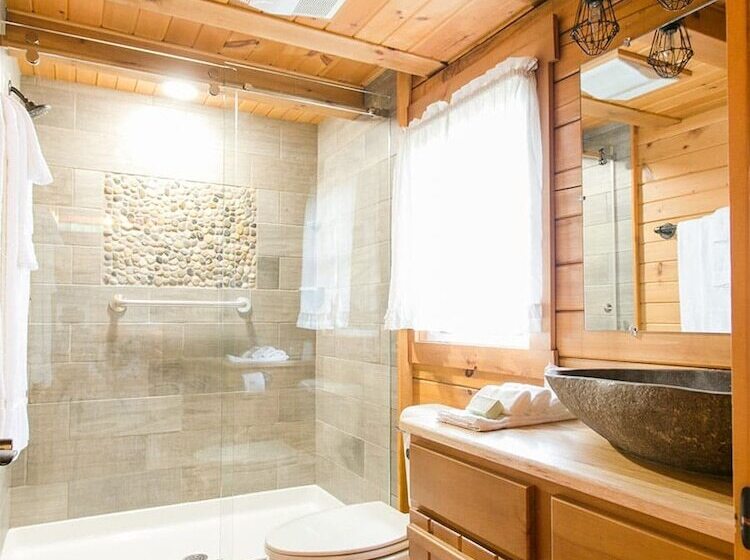 فندق Pine Cove Treehouses & Cabins