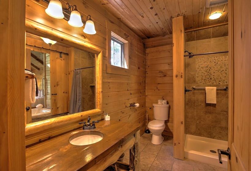 فندق Pine Cove Treehouses & Cabins