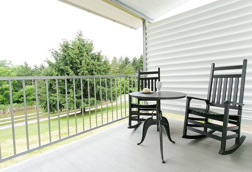 فندق Pine Cove Treehouses & Cabins