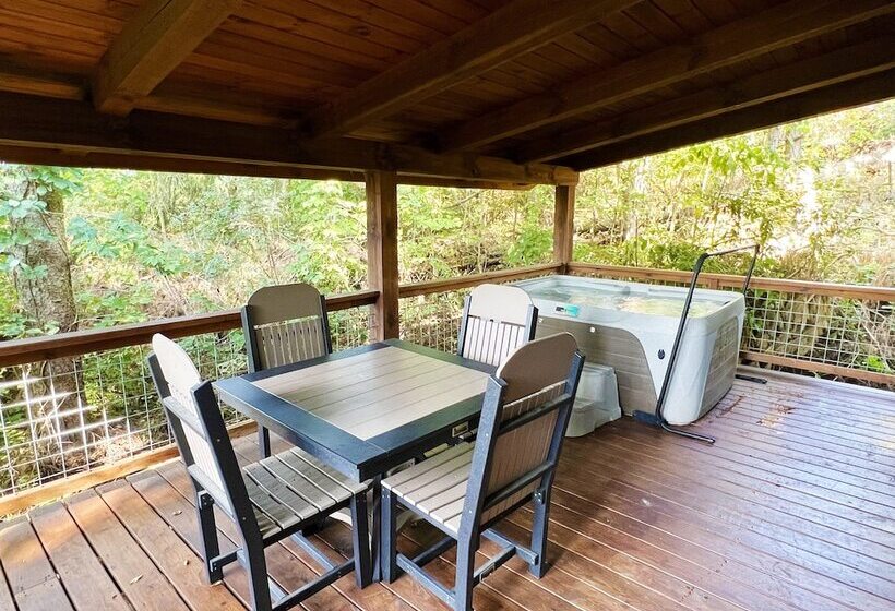 فندق Pine Cove Treehouses & Cabins