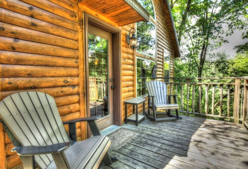 فندق Pine Cove Treehouses & Cabins