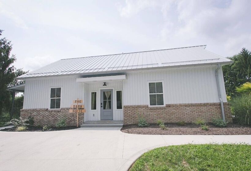 בית מלון כפרי Pine Cove Treehouses & Cabins