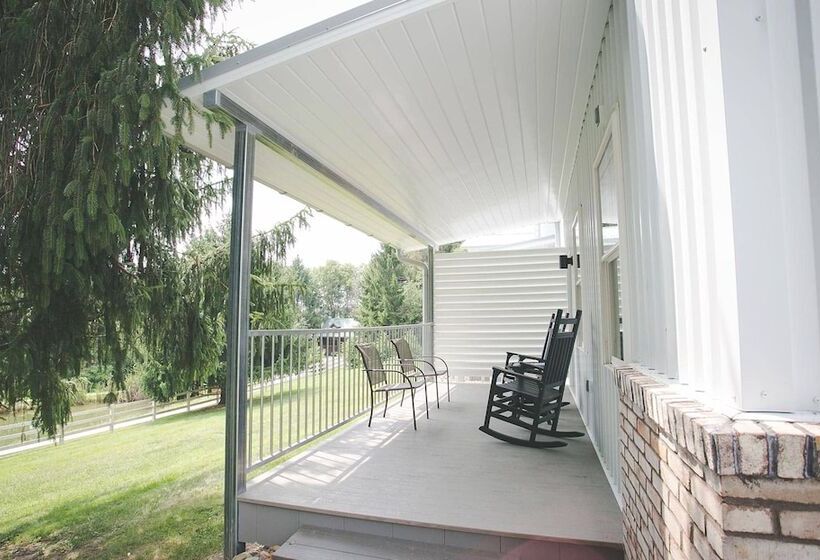 فندق Pine Cove Treehouses & Cabins