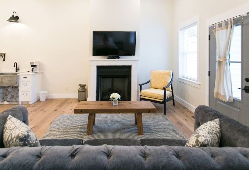 فندق Pine Cove Treehouses & Cabins