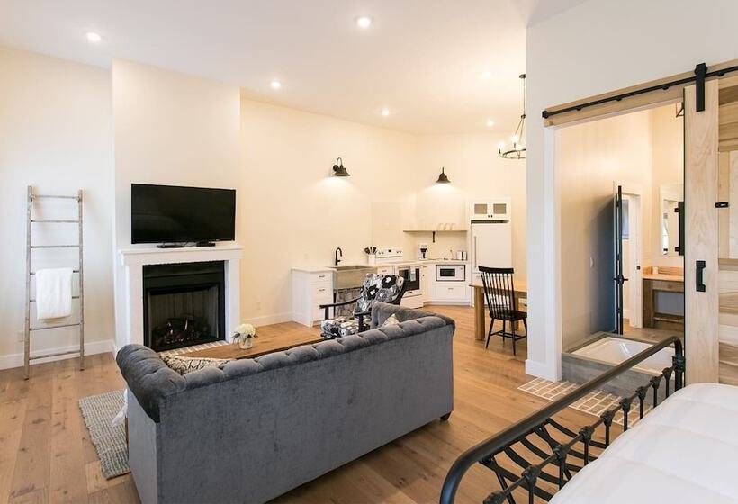 فندق Pine Cove Treehouses & Cabins