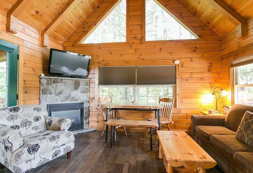 בית מלון כפרי Pine Cove Treehouses & Cabins