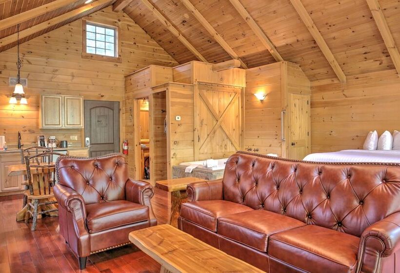 فندق Pine Cove Treehouses & Cabins