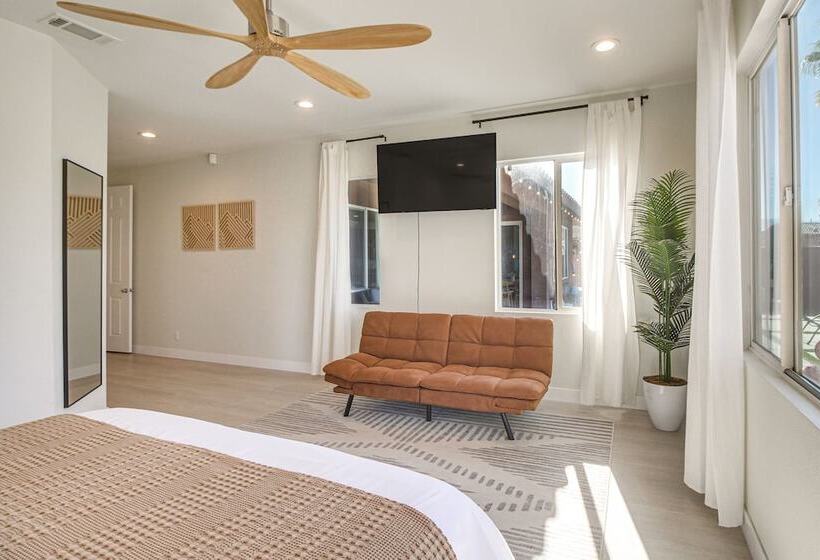 Indio Oasis W/ Heated Saltwater Pool + Hot Tub!