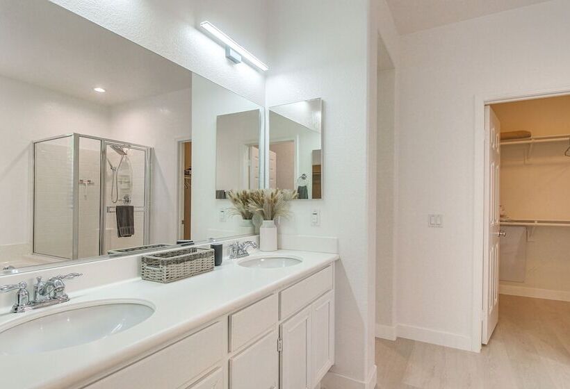 Indio Oasis W/ Heated Saltwater Pool + Hot Tub!