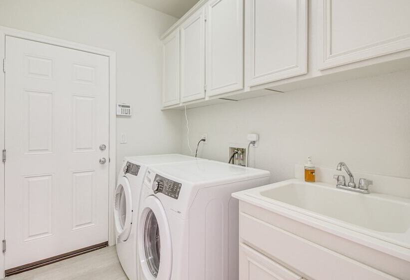 Indio Oasis W/ Heated Saltwater Pool + Hot Tub!