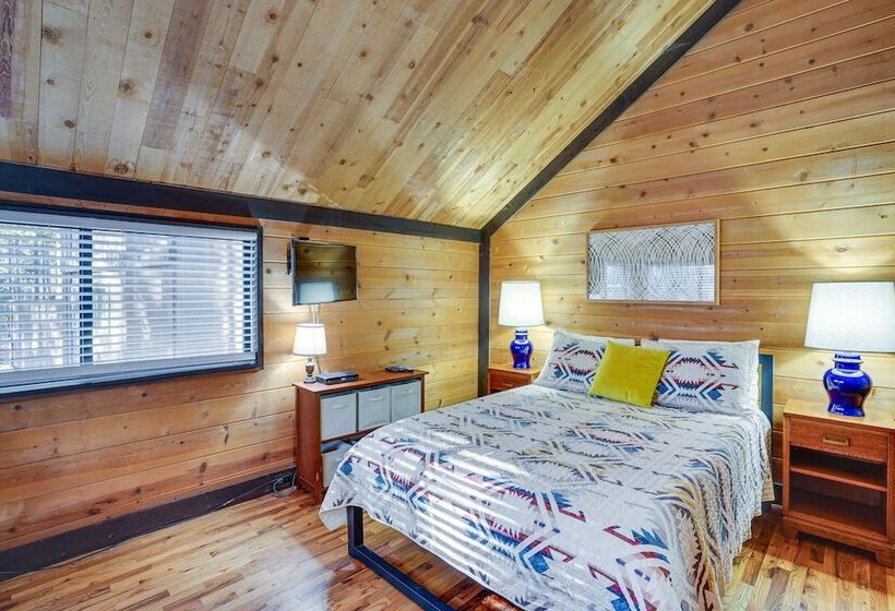 Inviting Sunriver Cabin W/ Resort Amenities!