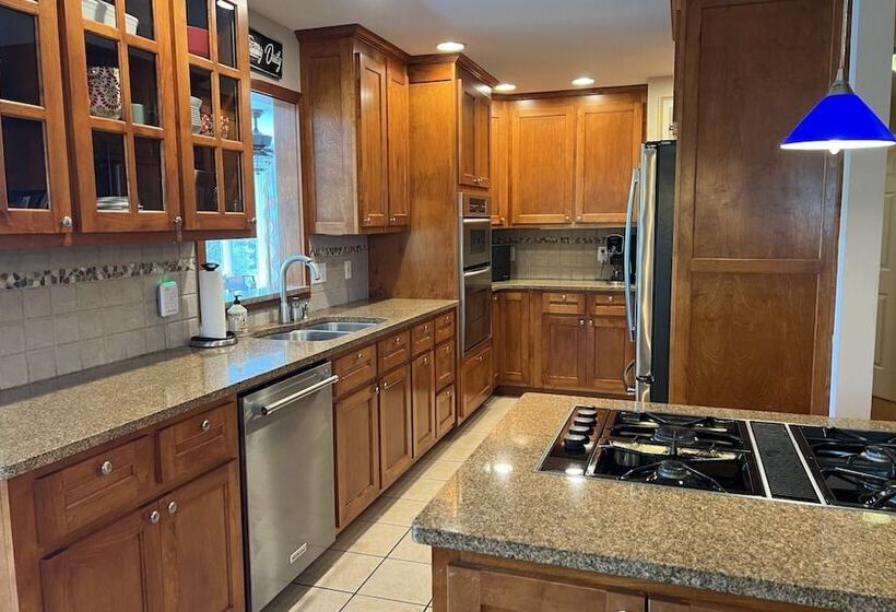 Lake Living By Avantstay Sleeps 22 + Dock, Pool
