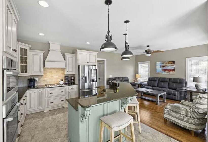 Lake Living By Avantstay Sleeps 22 + Dock, Pool