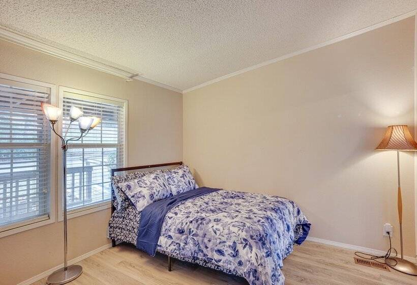 Lake Livingston Home W/ Dock & Deck!