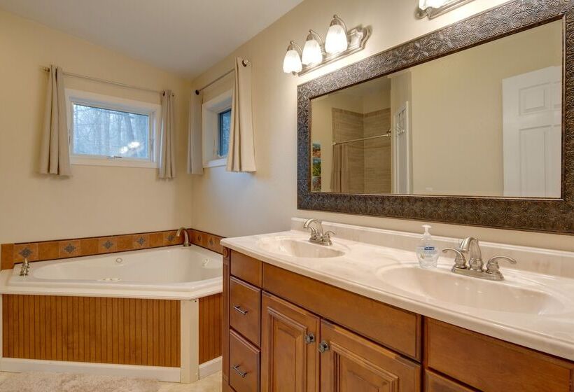 Lake Lure Village Cabin, 3 Mi To Chimney Rock!