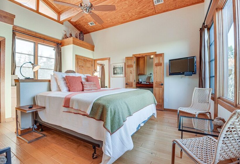 Lake Whitney Cabin W/ Hot Tub & Fire Pit!