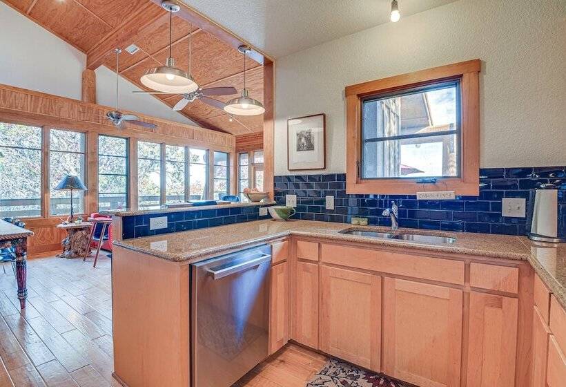 Lake Whitney Cabin W/ Hot Tub & Fire Pit!