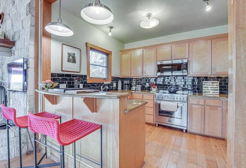 Lake Whitney Cabin W/ Hot Tub & Fire Pit!