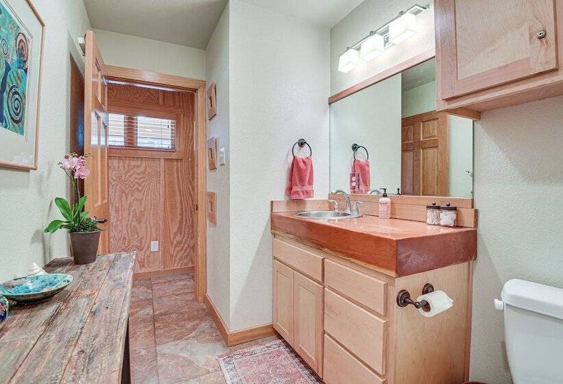 Lake Whitney Cabin W/ Hot Tub & Fire Pit!