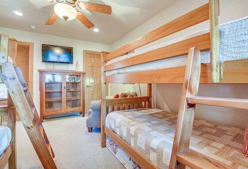 Lake Whitney Cabin W/ Hot Tub & Fire Pit!