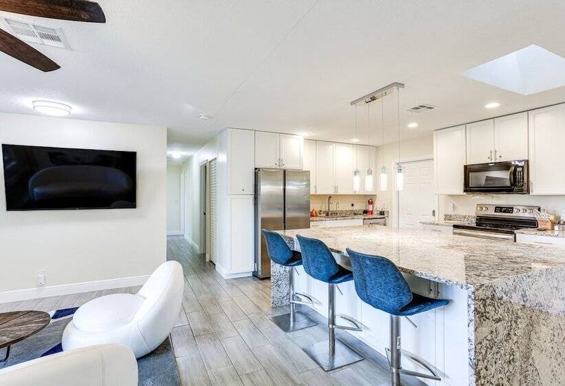 5 Mi To Beaches: Hot Tub Haven In Lake Worth