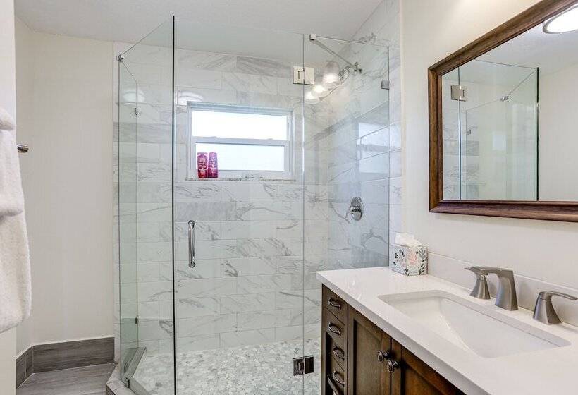 5 Mi To Beaches: Hot Tub Haven In Lake Worth