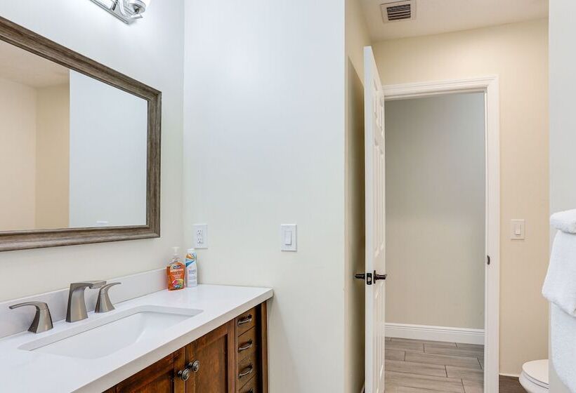 5 Mi To Beaches: Hot Tub Haven In Lake Worth