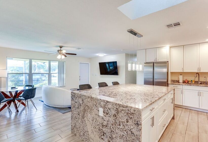 5 Mi To Beaches: Hot Tub Haven In Lake Worth