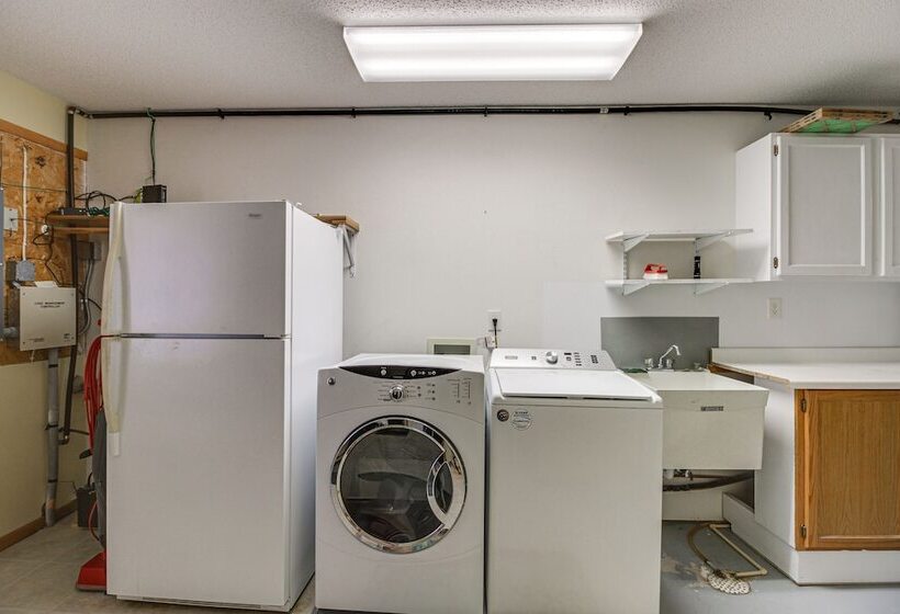 Lakefront Aitkin Home W/ Sunroom: Walk To Beach!