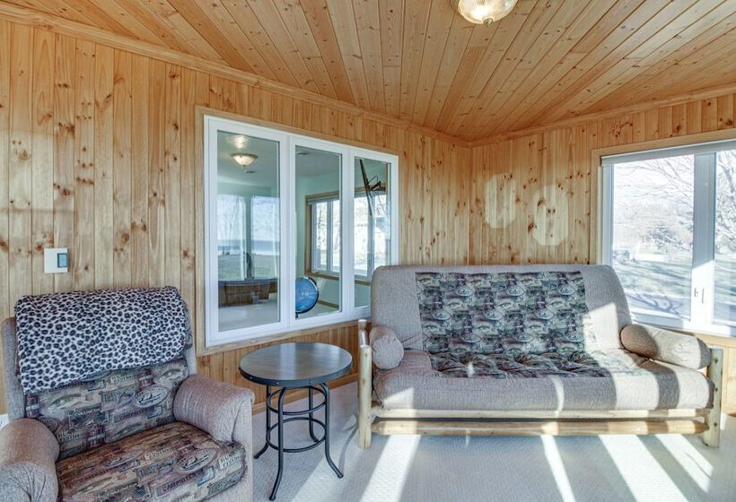Lakefront Aitkin Home W/ Sunroom: Walk To Beach!